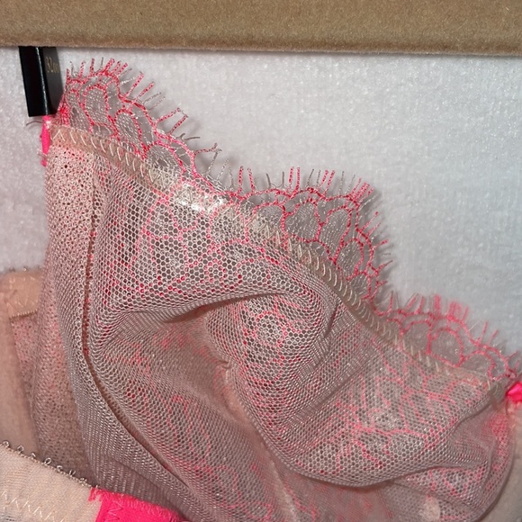 🌟 NWT 🌟 Victoria Secret Very Sexy Unlined Demi Lace sz 32DD - Picture 7 of 7